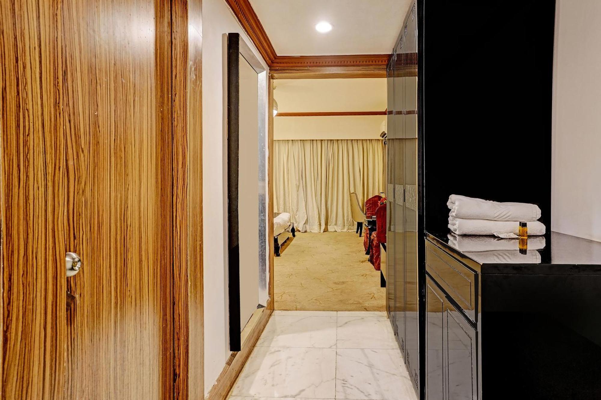 Townhouse 809 Royal Palms Hotel - Rose Collection ムンバイ エクステリア 写真
